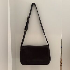 Vintage Coach chocolate brown leather shoulder/crossbody/messenger bag - Mint!